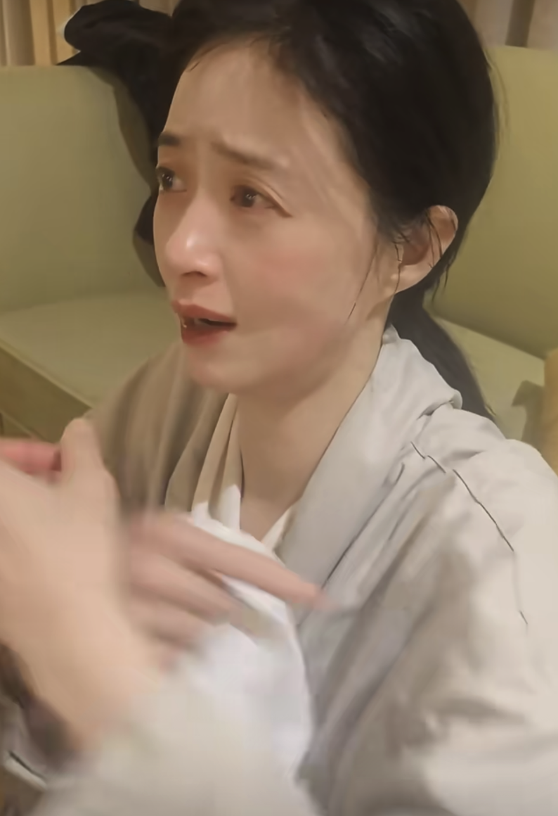 蒋欣为穿礼服控制饮食到痛哭 称从小就健壮